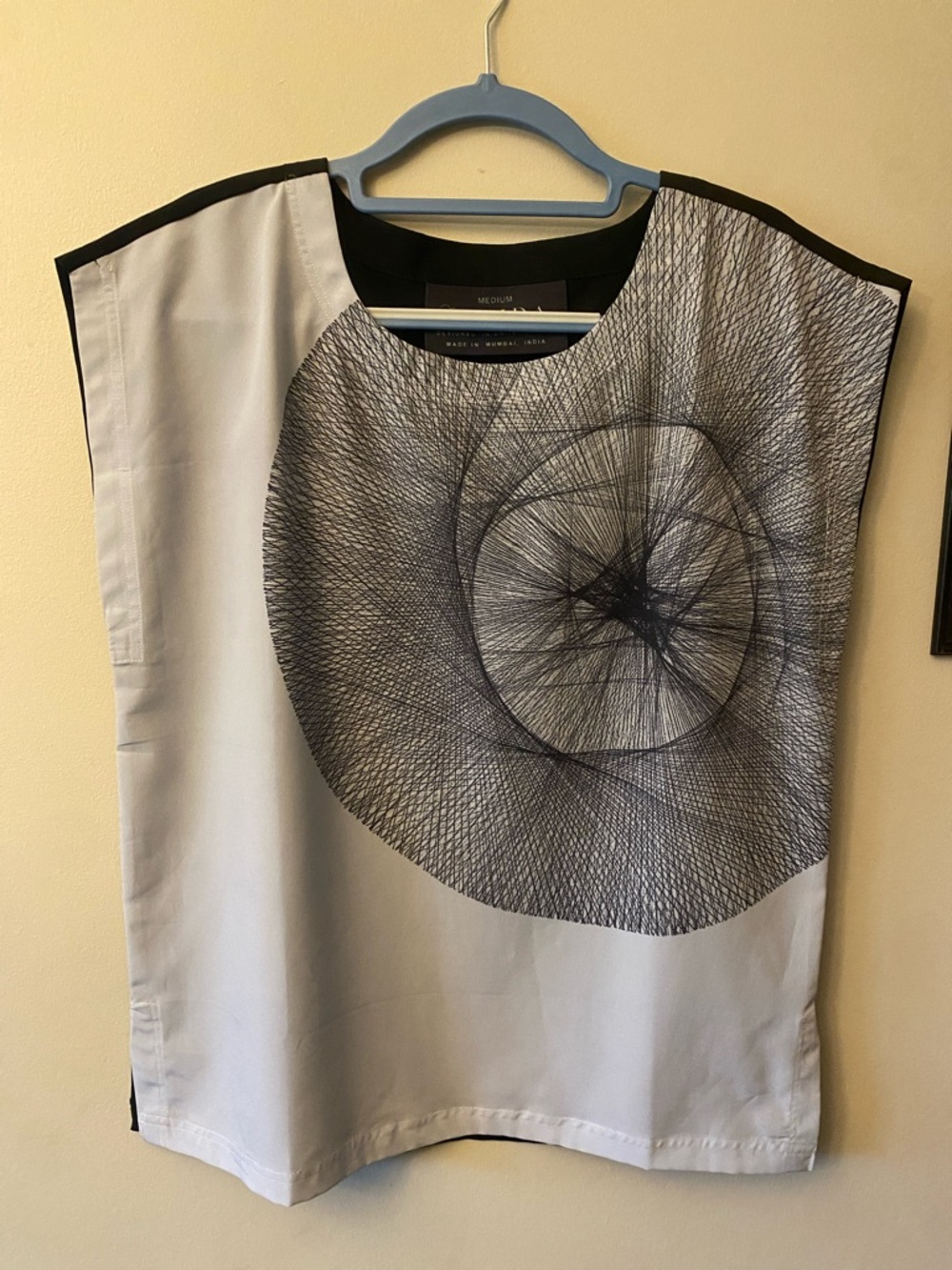 VIDA Light Gray & Black Graphic Cap-Sleeve Blouse